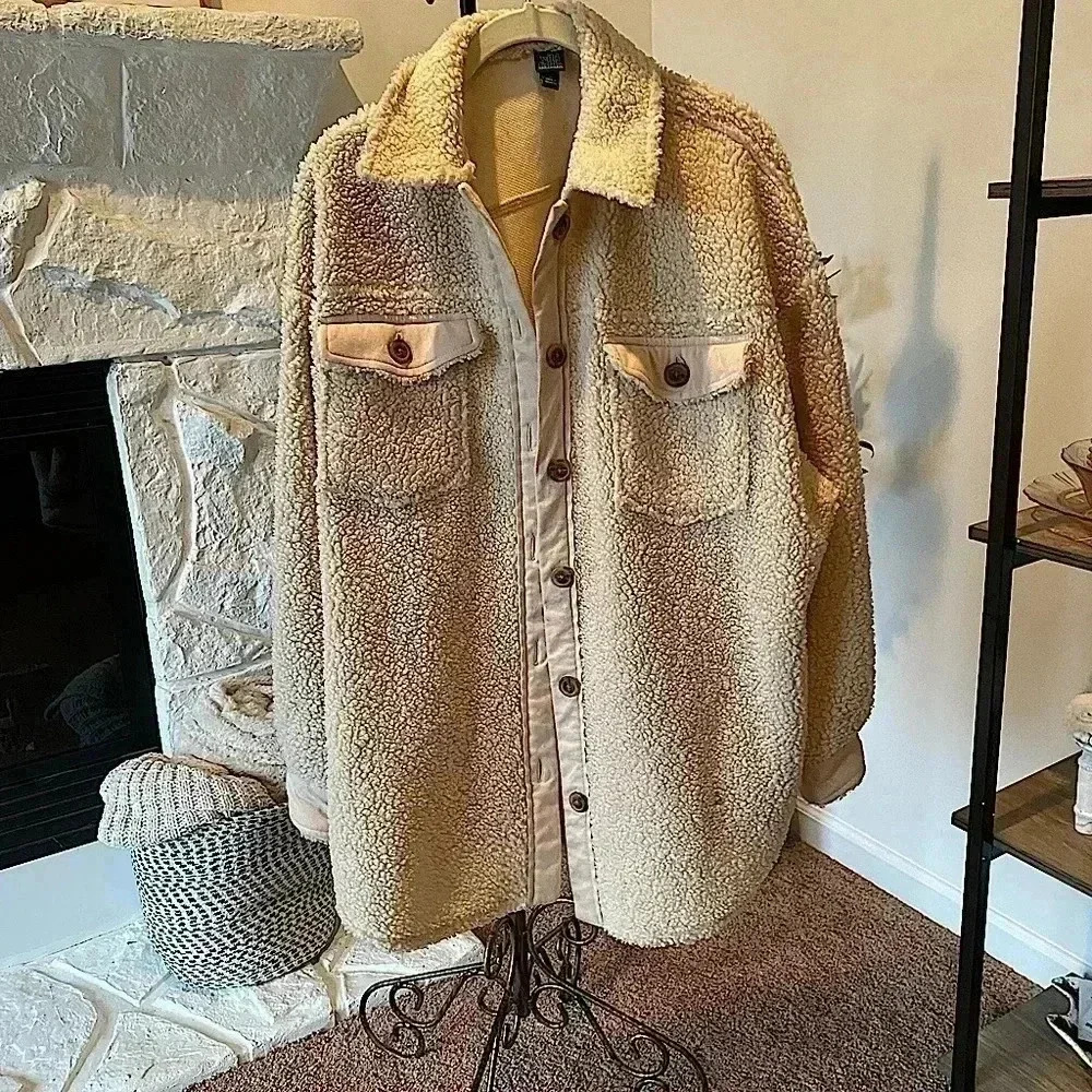 WILD FABLE Sherpa Shacket creme color size medium
